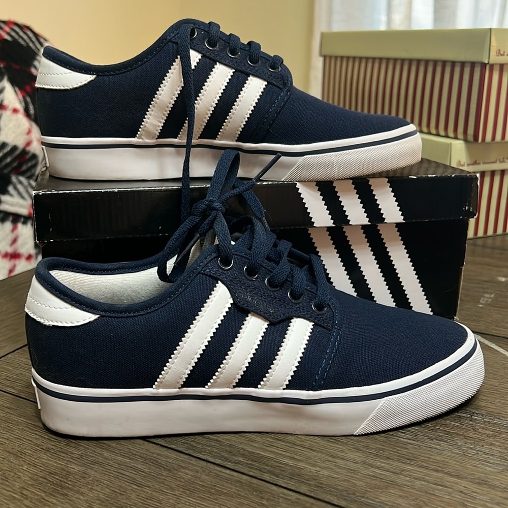 Big Boys Adidas Seeley Navy and white stripe sz 5
